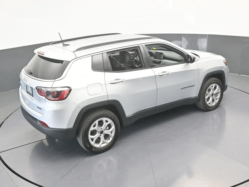 Used 2025 Silver Zynith Metallic Clearcoat Jeep Latitude image 21