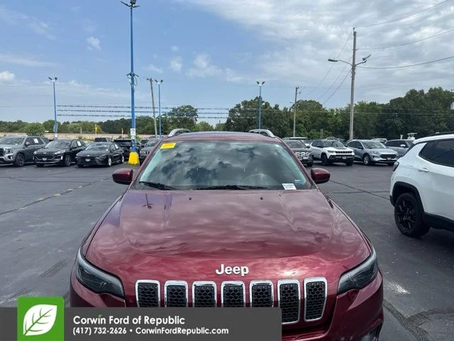 Used 2019 Velvet Red Pearlcoat Jeep Latitude image 2
