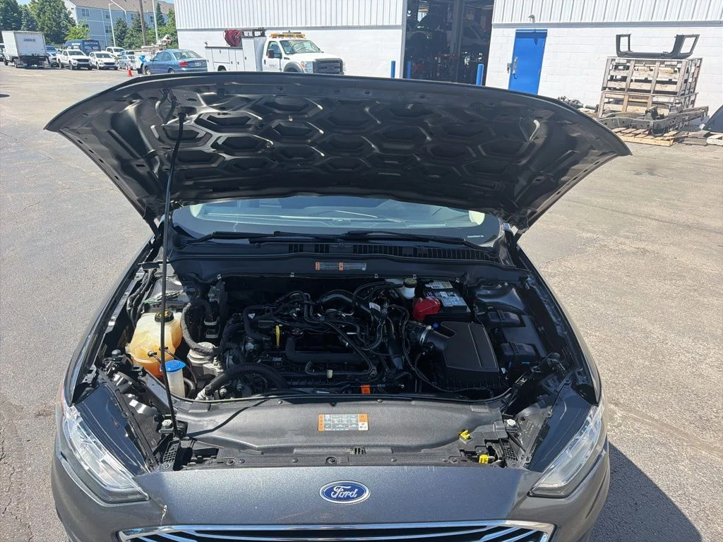 Used 2019 Gray Ford SE image 31