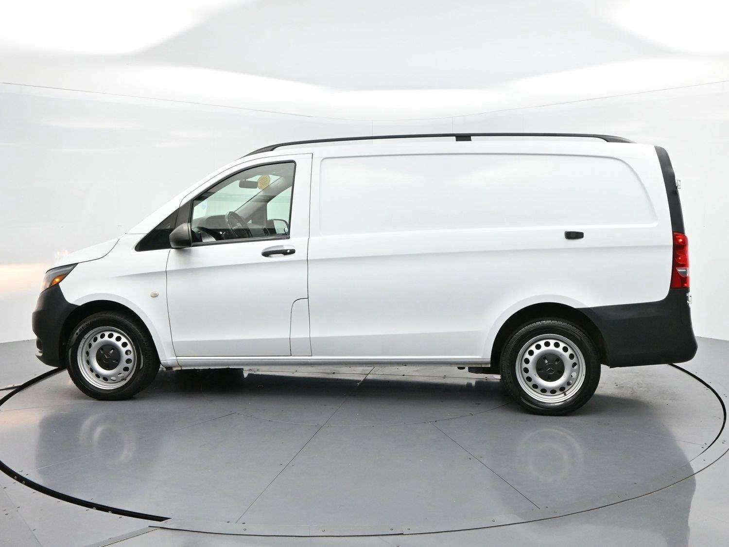 Used 2016 Arctic White Mercedes-Benz RWD 126" image 4