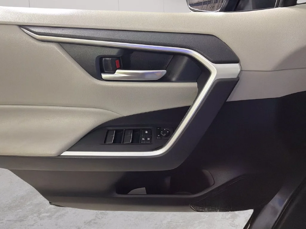 Used 2020  Toyota XLE Premium image 26