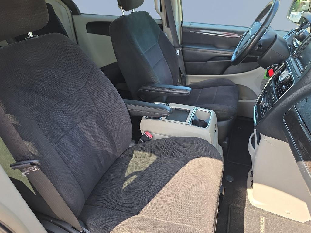 2011 Chrysler Town & Country Touring - Photo 31