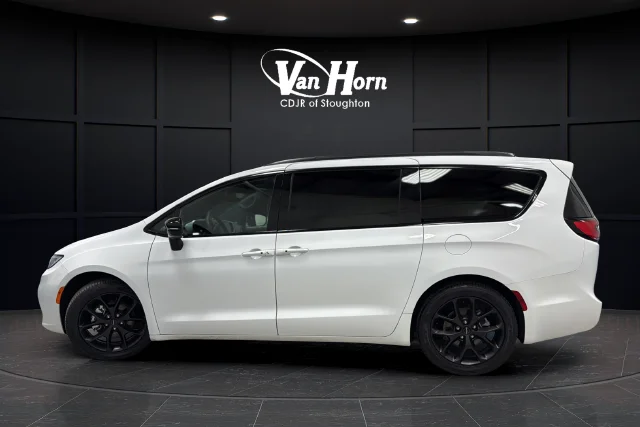Used 2025 Bright White Clearcoat Chrysler Limited image 4