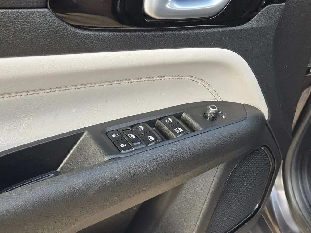 Used 2023 Crystal Metallic Jeep Limited image 18