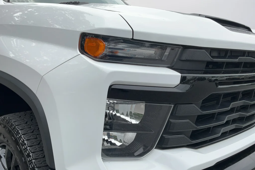 Used 2025 White Chevrolet Custom image 30