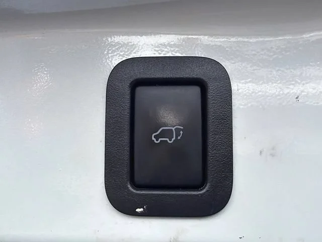 Used 2015 White Toyota XLE V6 image 19