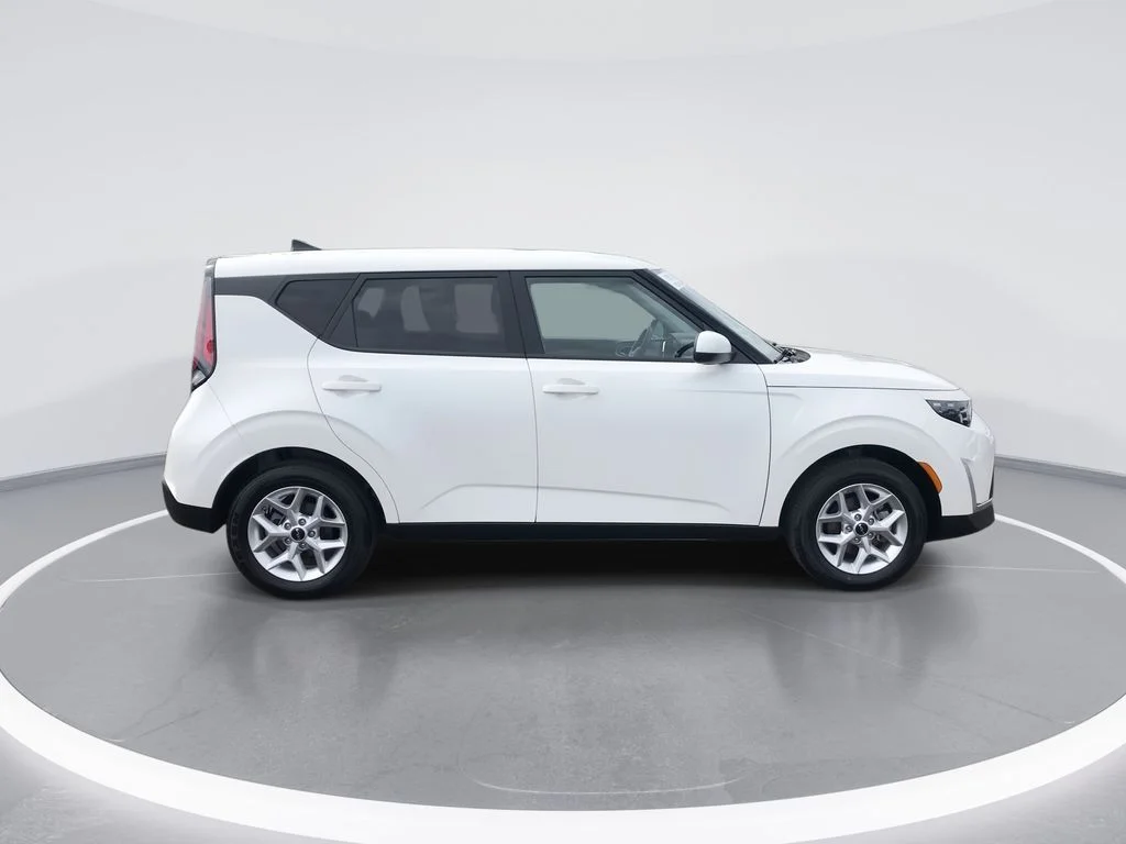 Used 2025 White Kia LX image 9