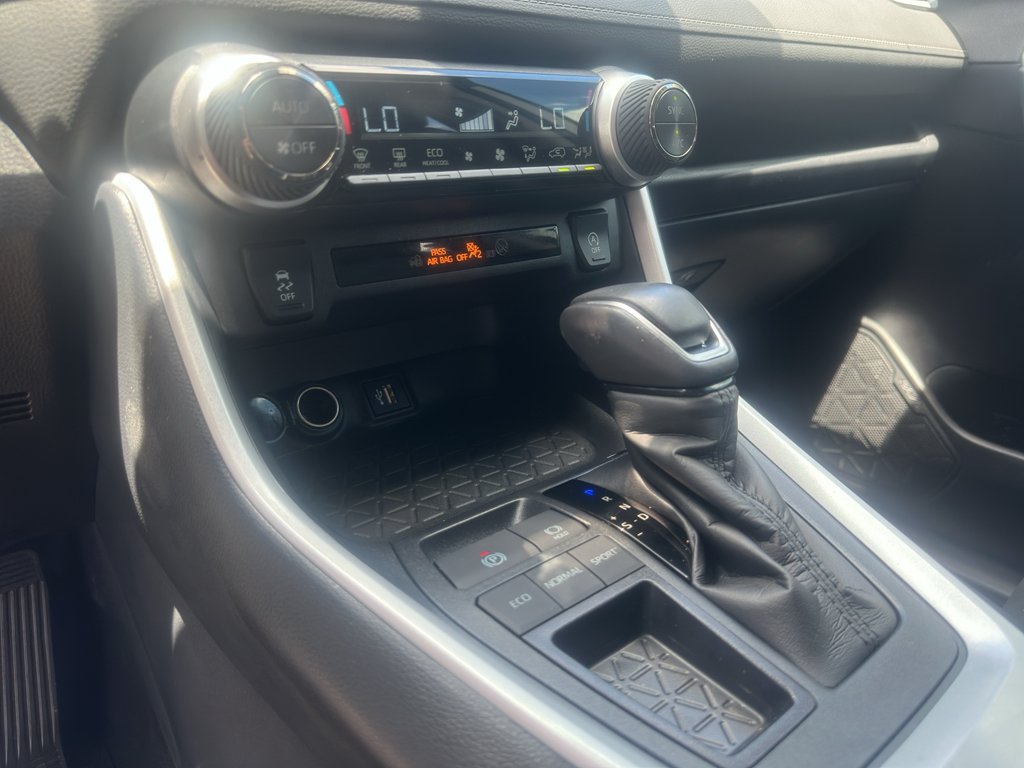 Used 2025 Wind Chill Pearl Toyota XLE Premium image 12