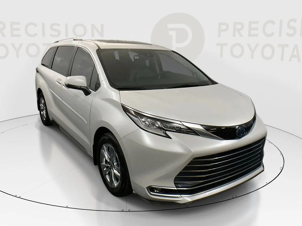 2022 Toyota Sienna Limited 7-Passenger Hybrid FWD's photo