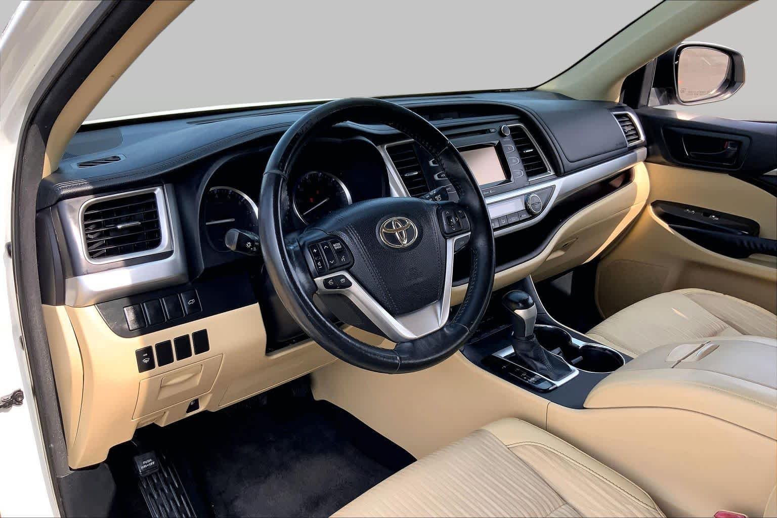 Used 2015 Blizzard Pearl Toyota LE Plus image 17