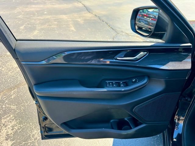 Used 2023 Black Jeep Laredo image 10