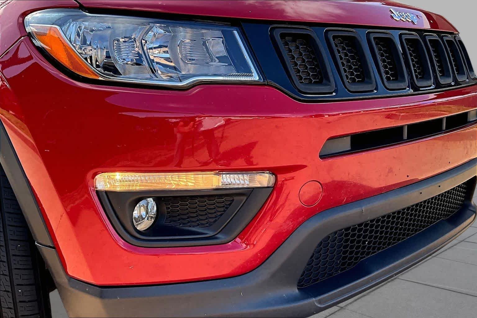 Used 2018 Redline Pearlcoat Jeep Latitude image 28