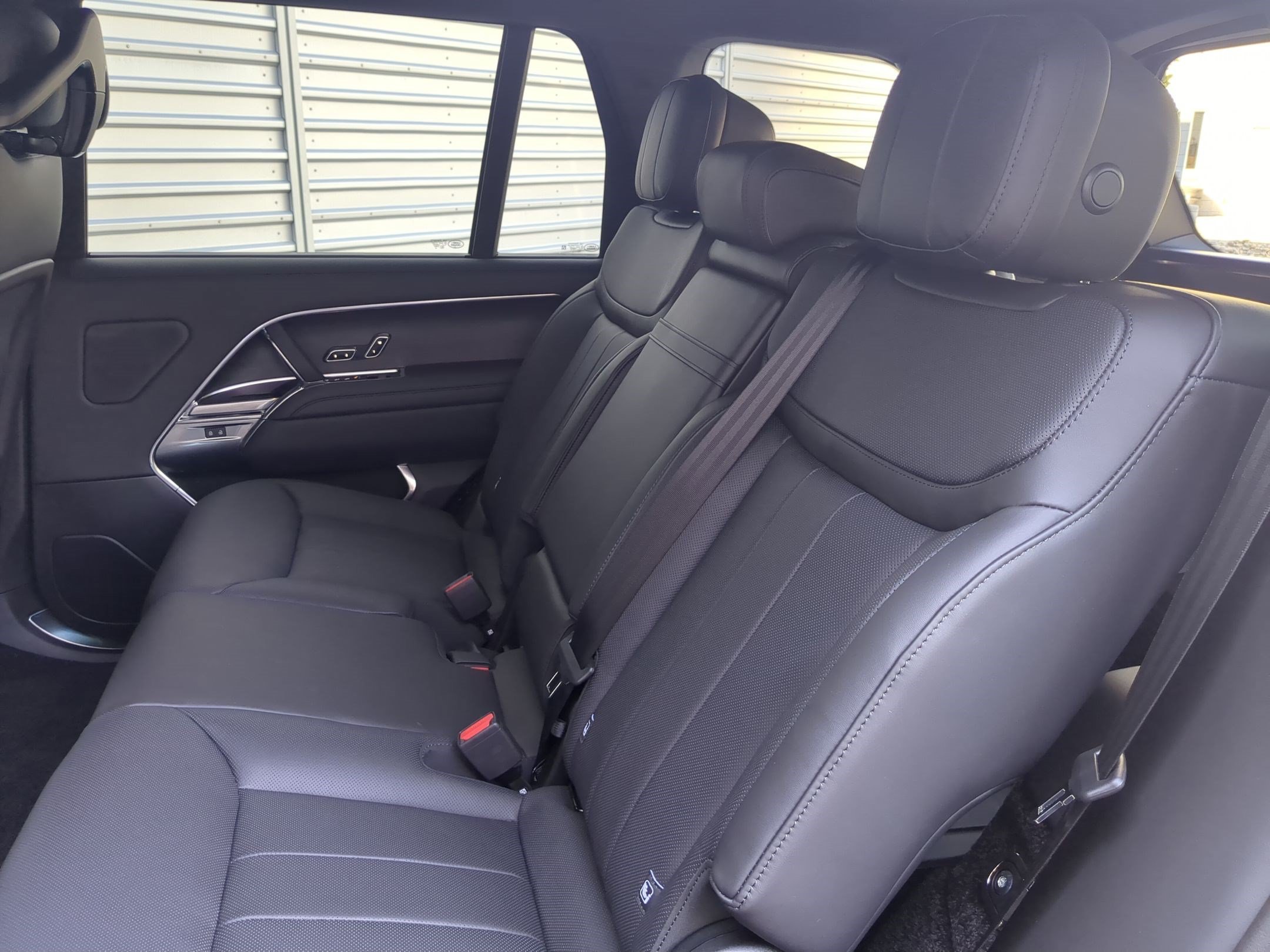 New 2027 Carpathian Grey Land Rover P400 SE LWB 7 Seat image 28