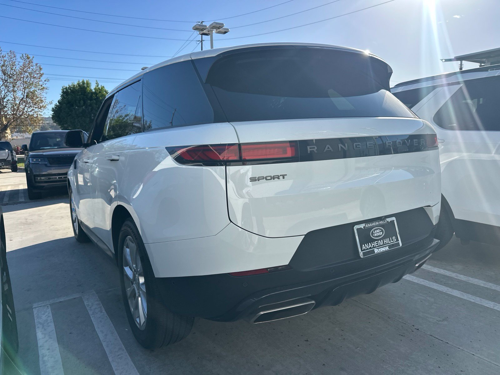 Used 2025 Fuji White Land Rover SE image 4