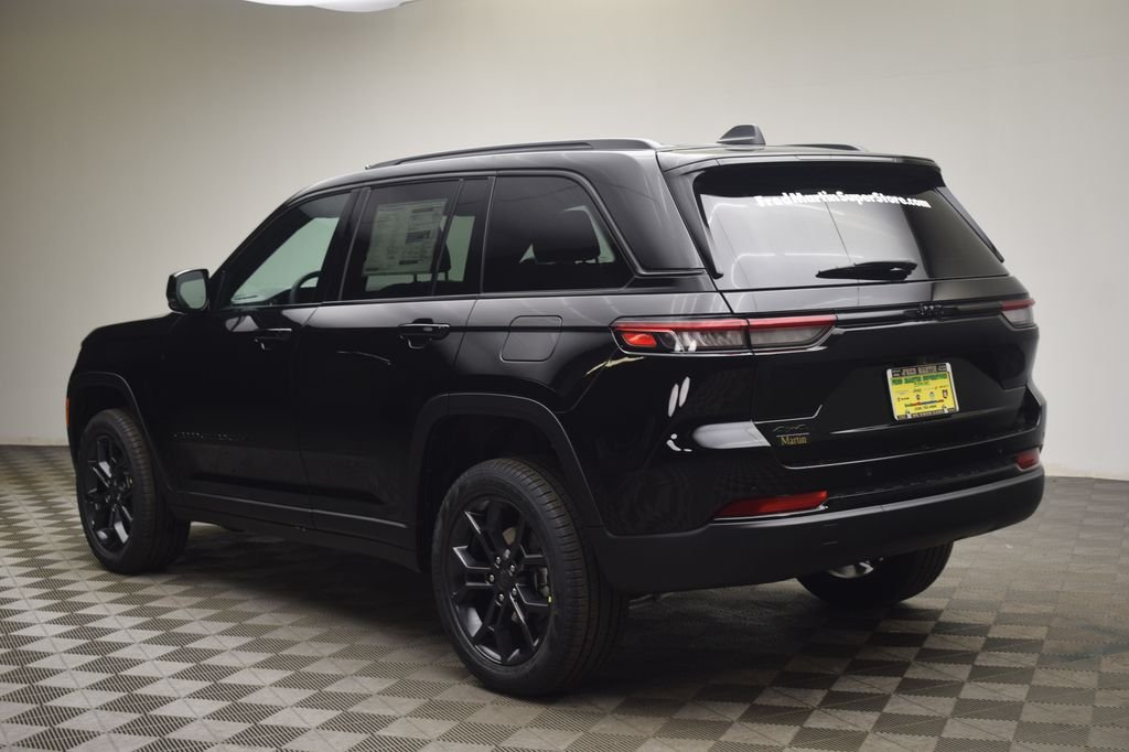 New 2025 Diamond Black Crystal Pearl-Coat Exterior Paint Jeep Limited image 13
