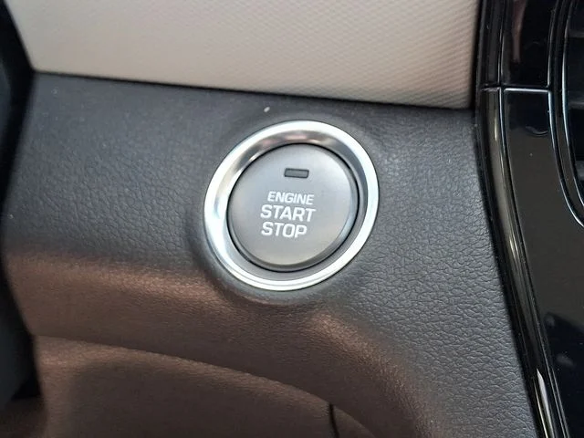 Used 2020 White Hyundai SE image 21