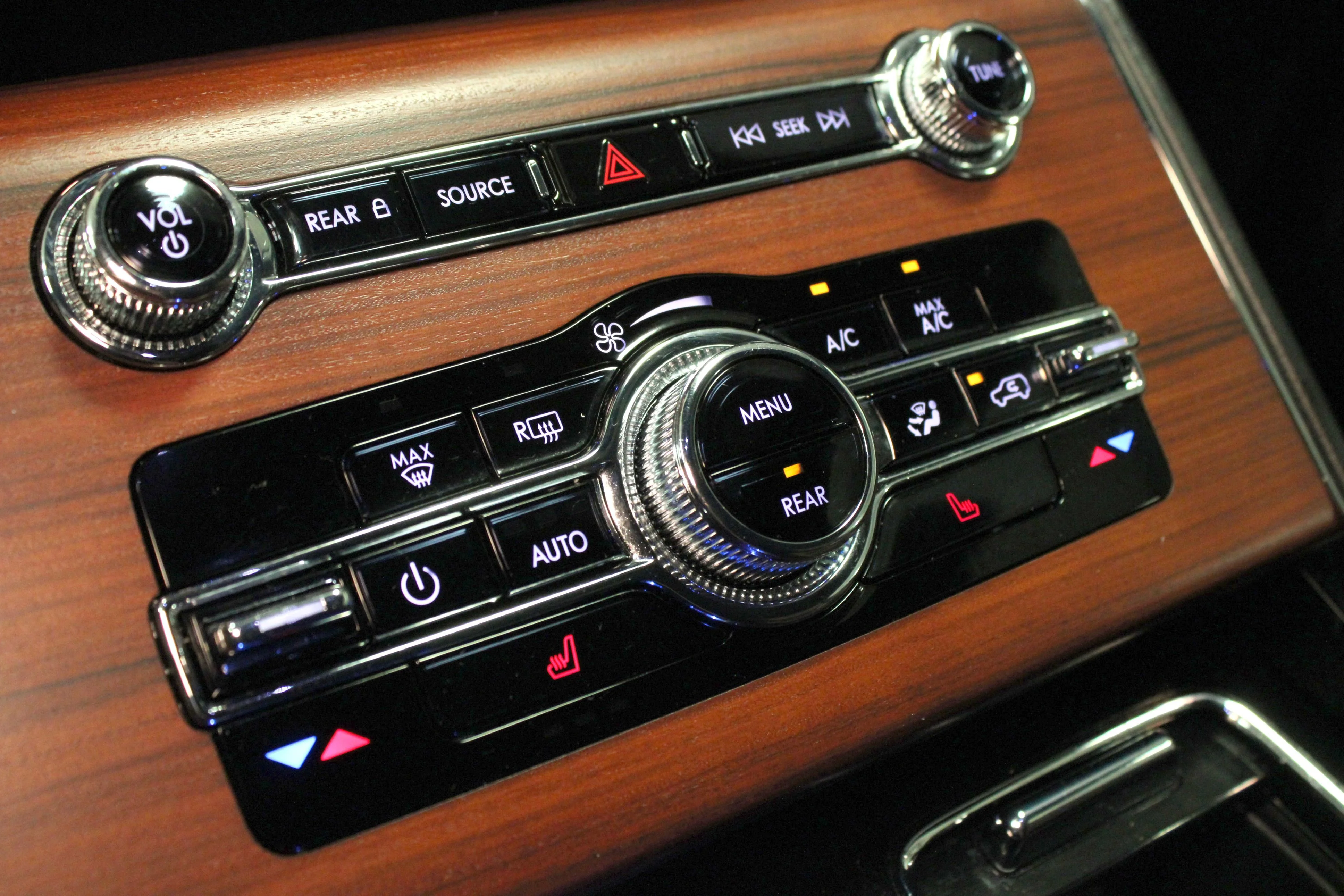 Used 2023 Black Metallic Lincoln Grand Touring image 26