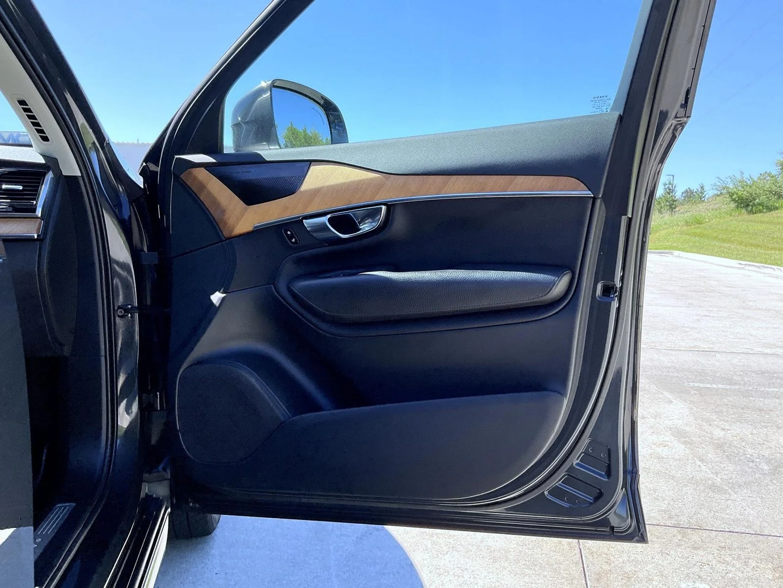 Used 2021 Gray Volvo T6 Momentum image 17