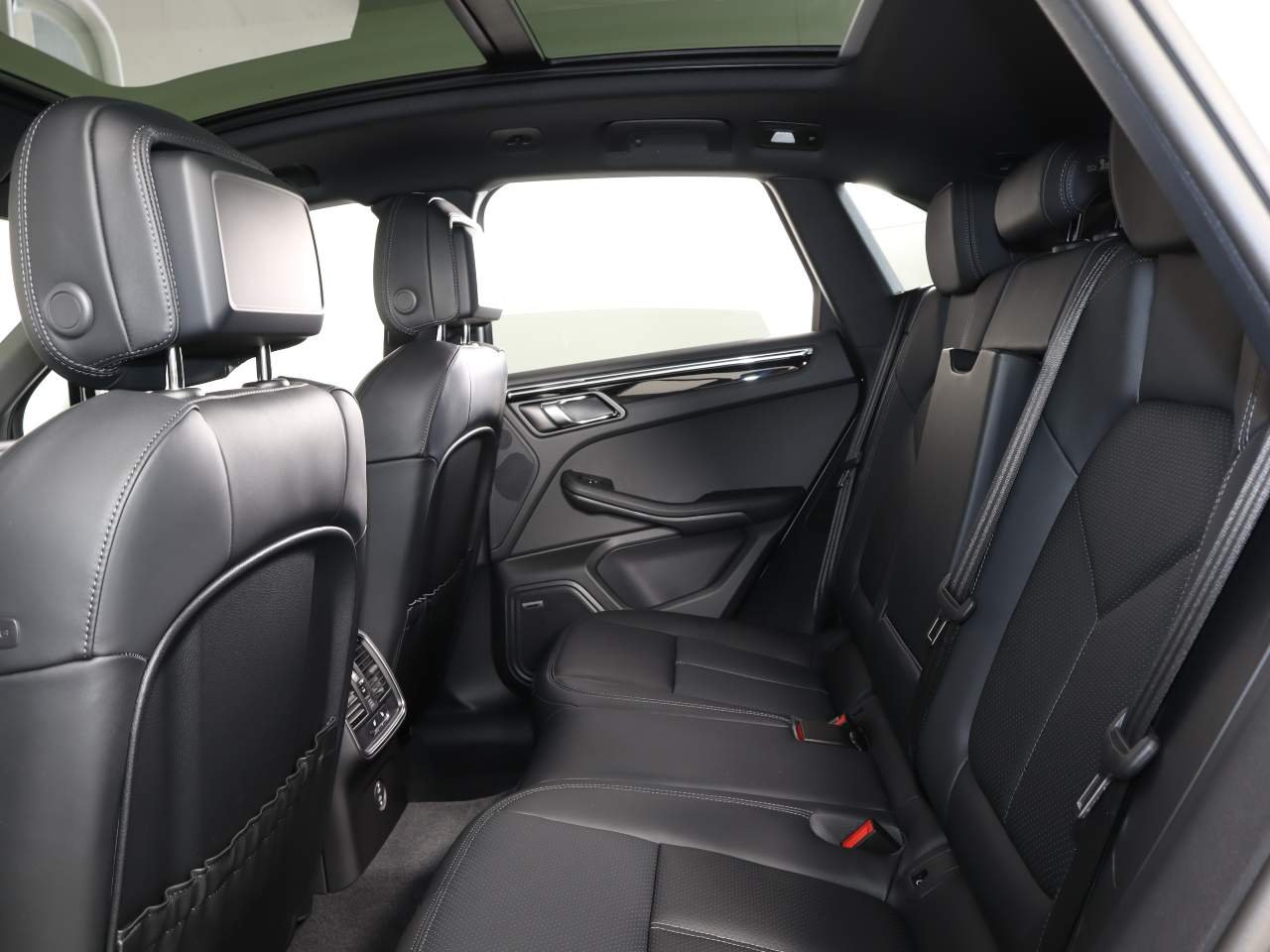 2025 Porsche Macan - Photo 19