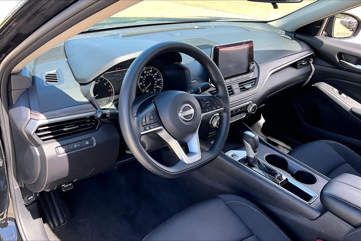 Used 2025 Super Black Nissan SV image 16