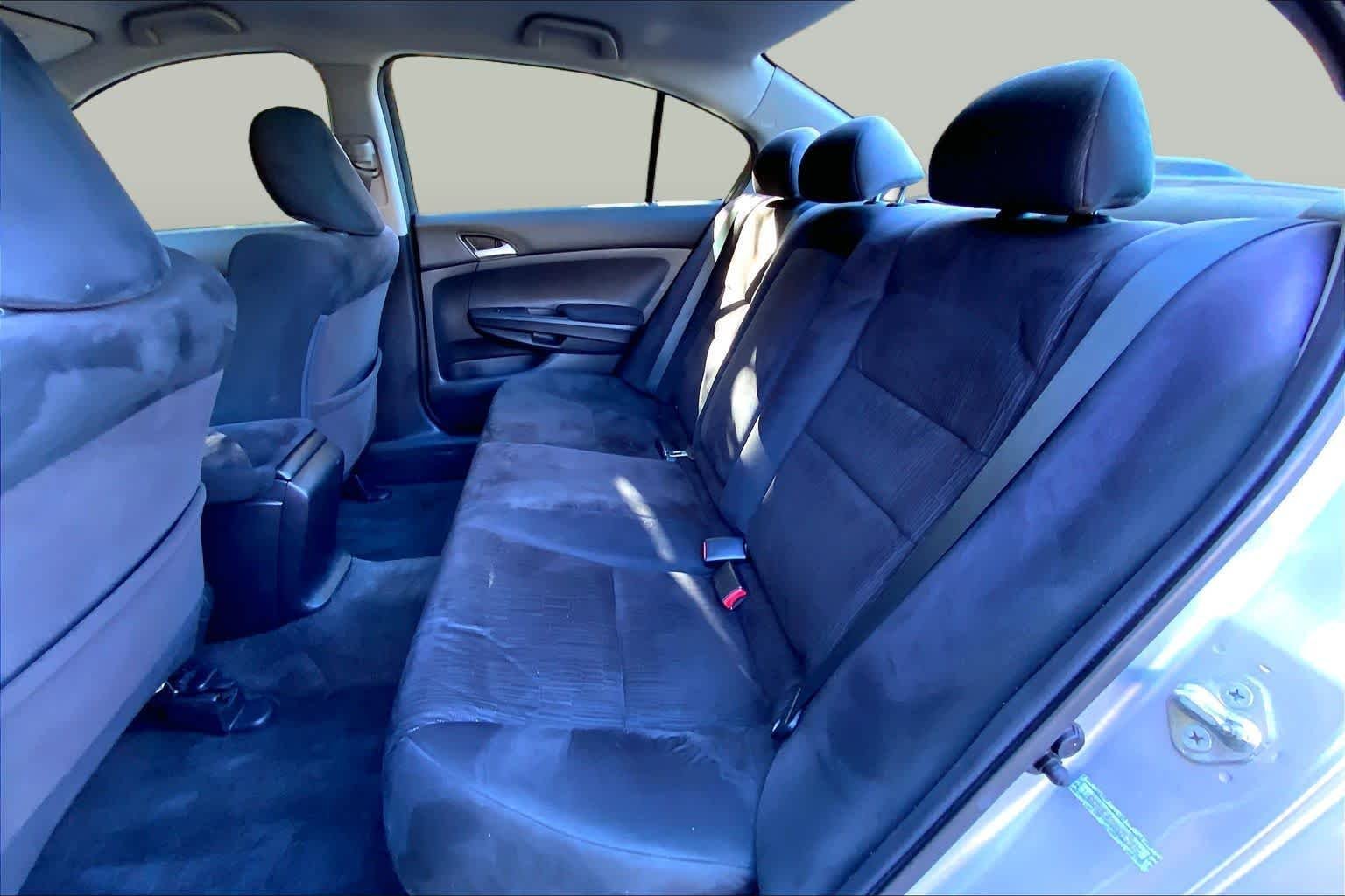 Used 2011 Alabaster Silver Metallic Honda LX-P image 20