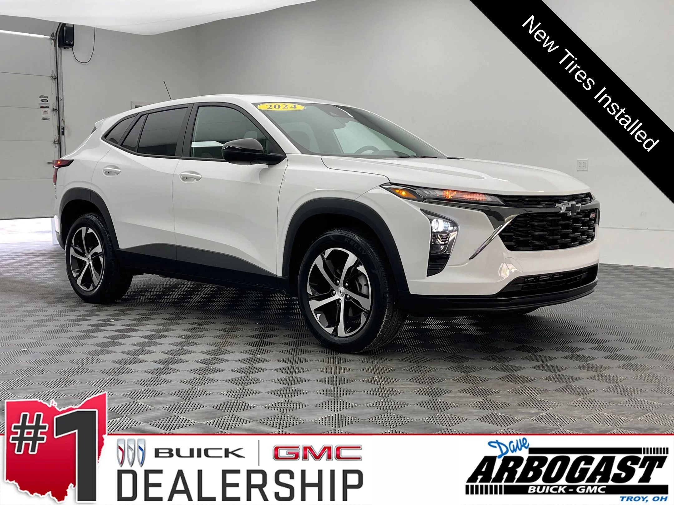Used 2024 Summit White Chevrolet 1RS image 1