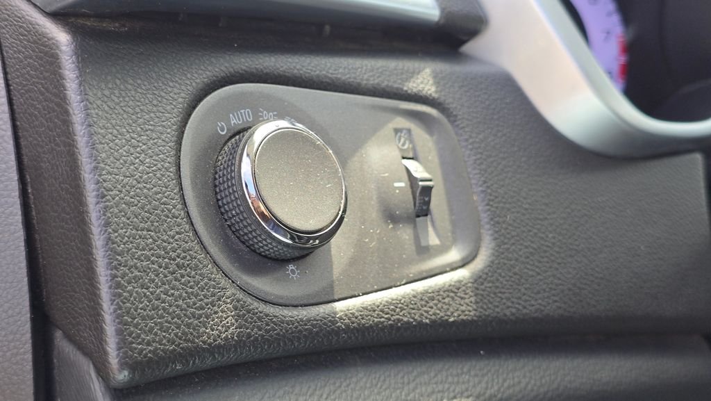 Used 2012 Radiant Silver Metallic Cadillac Luxury image 25