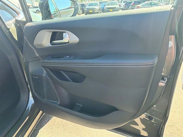 New 2027 Olive Green Pearl-Coat Exterior Paint Chrysler Limited image 8