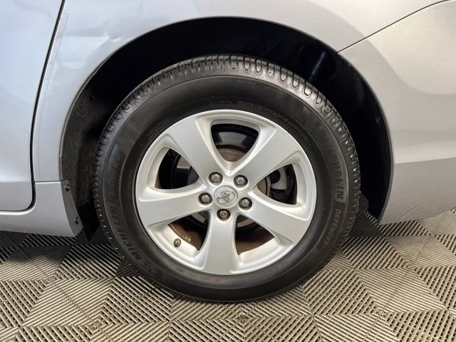 Used 2015 Silver Toyota LE image 10