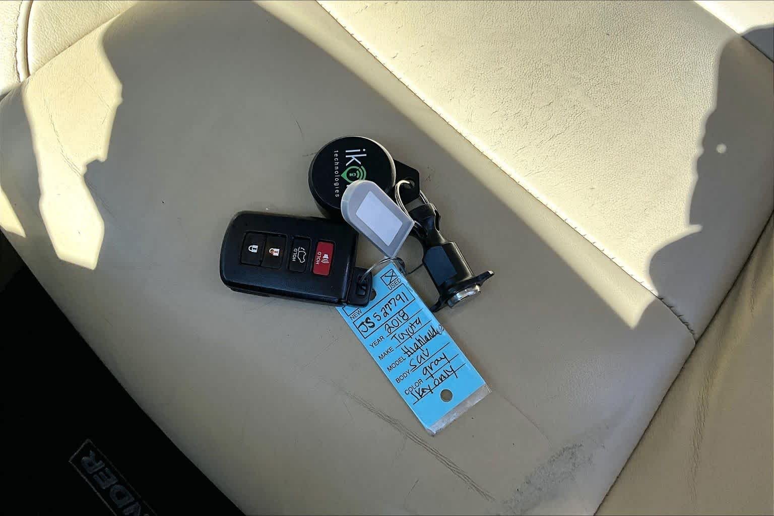 Used 2018 Predawn Gray Mica Toyota XLE image 15