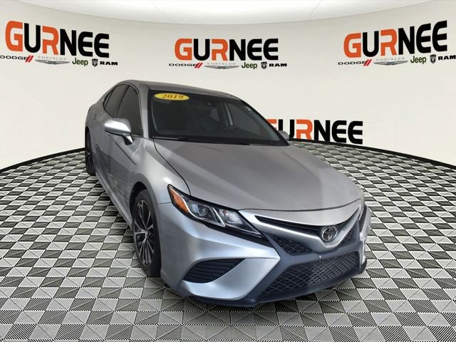 Used 2019 Silver Toyota SE image 9