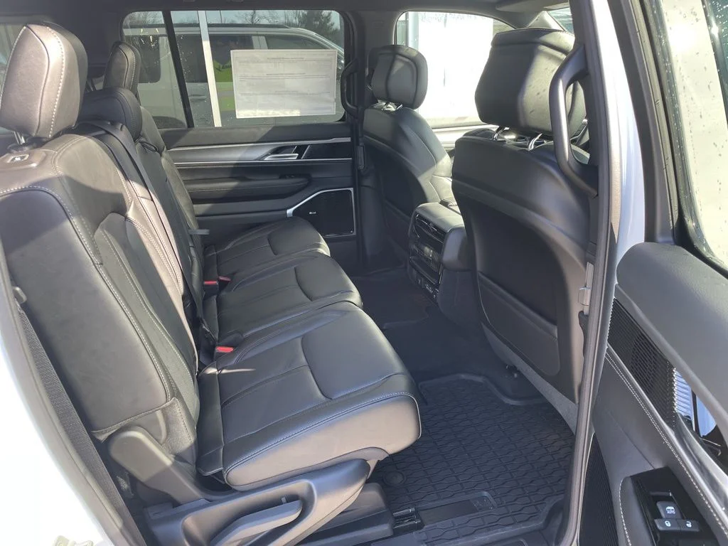 New 2026 Bright White Clear-Coat Exterior Paint Jeep Limited Altitude image 14