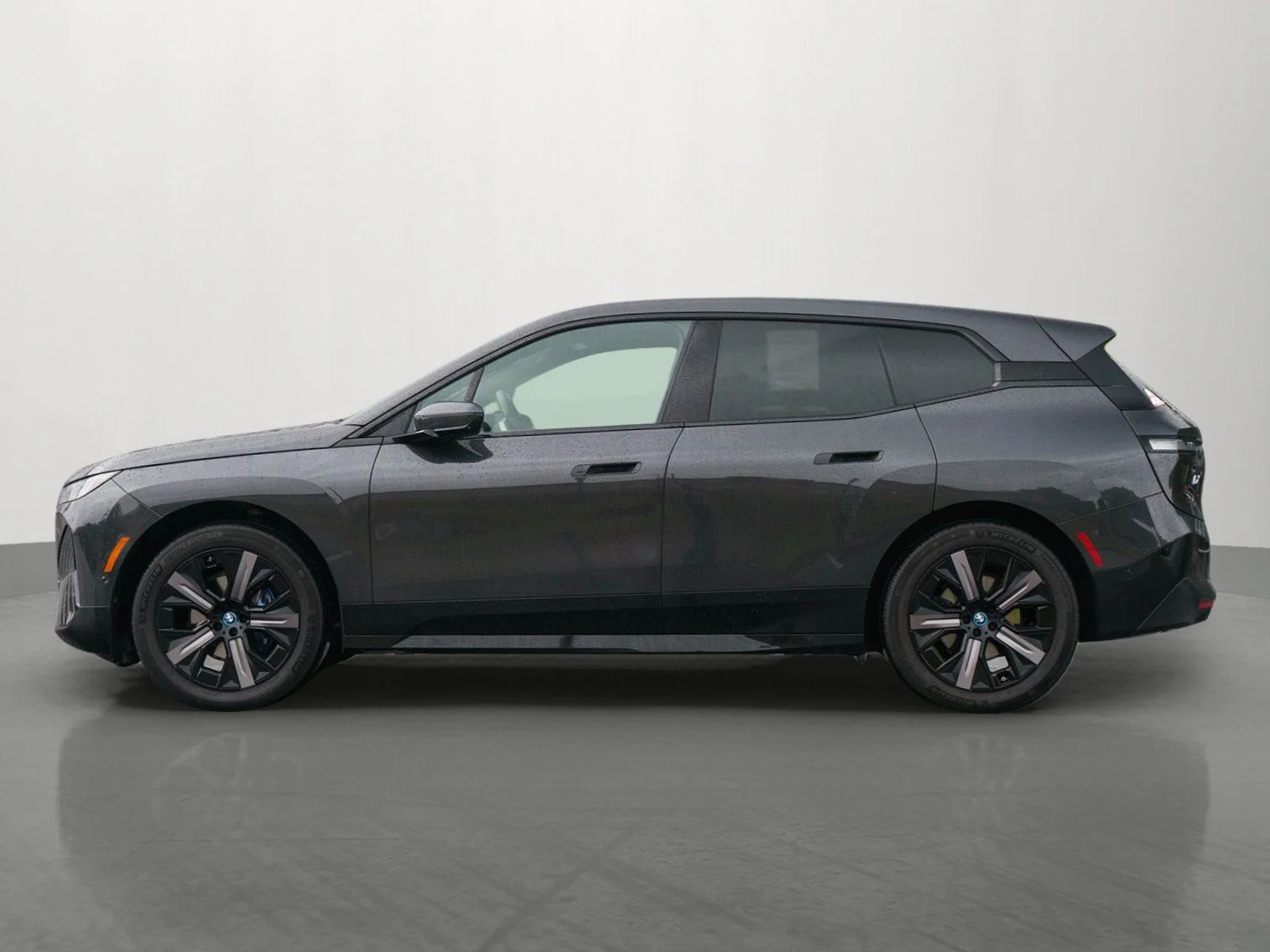 Used 2024 Dark Graphite Metallic BMW xDrive50 image 4
