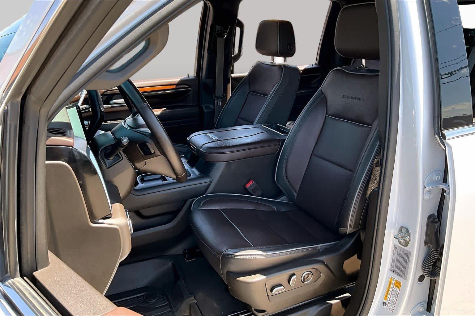 Used 2024 White Frost Tricoat GMC Denali image 8