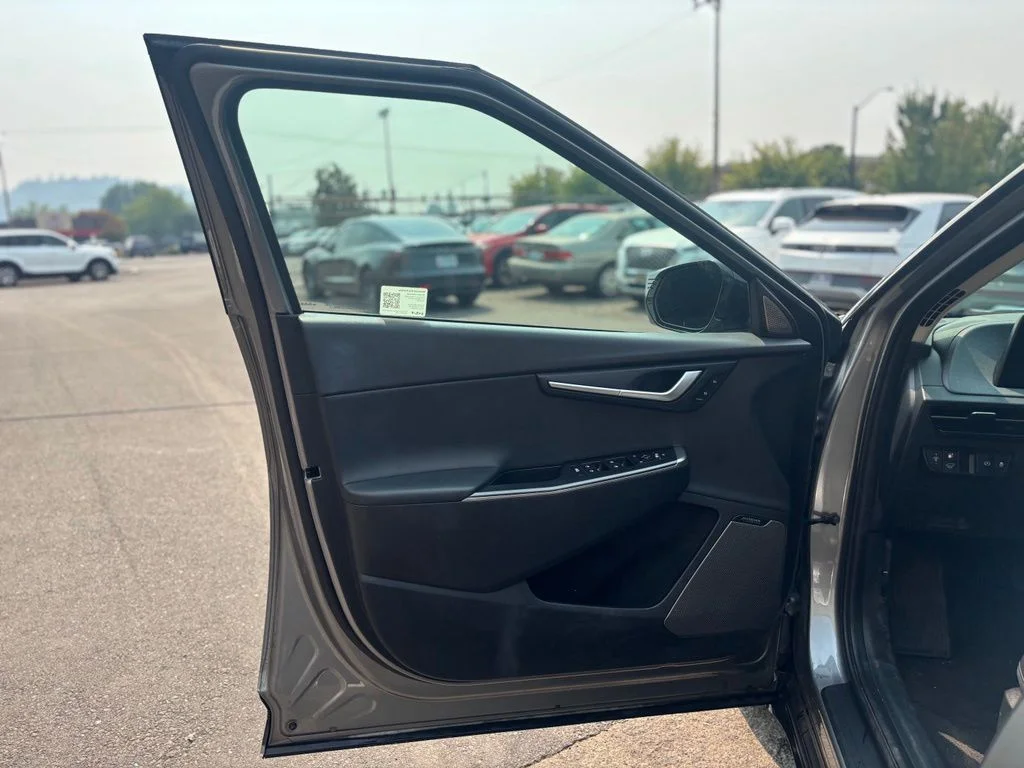 Used 2024 Steel Gray Kia Wind image 23