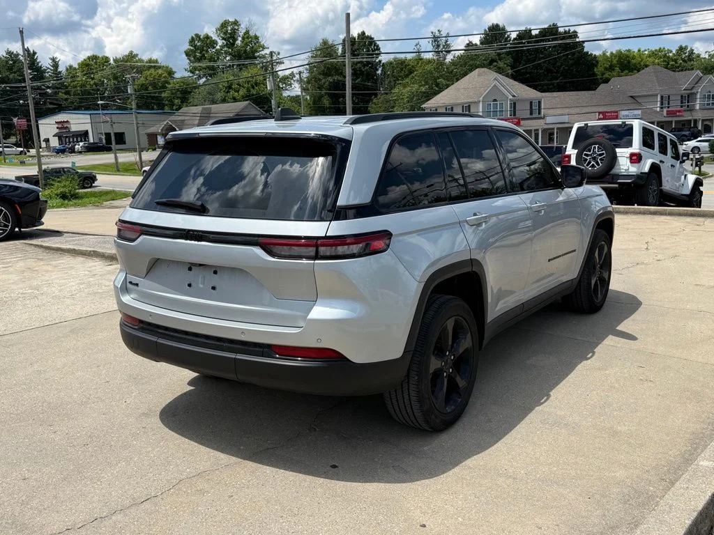 Used 2023 Silver Jeep Altitude X image 6