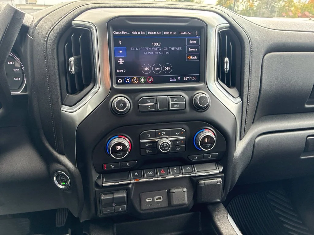 Used 2019 BLACK Chevrolet RST image 17