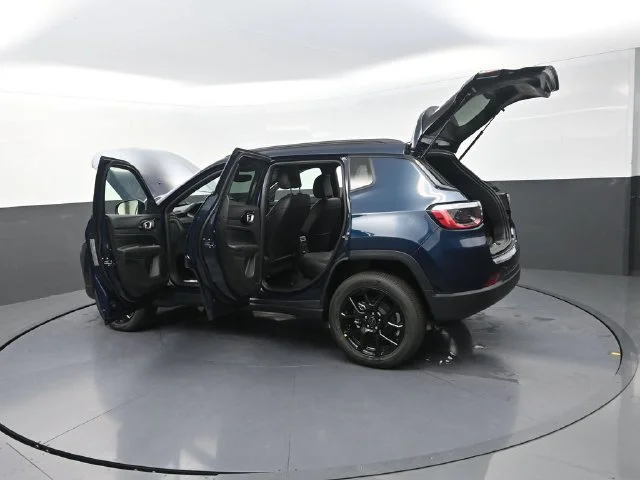 New 2026 Fathom Blue Pearl-Coat Exterior Paint Jeep Latitude image 32