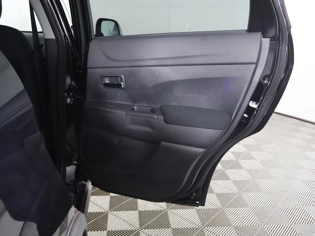 New 2027 Black Mitsubishi 2.0 ES AWC image 22
