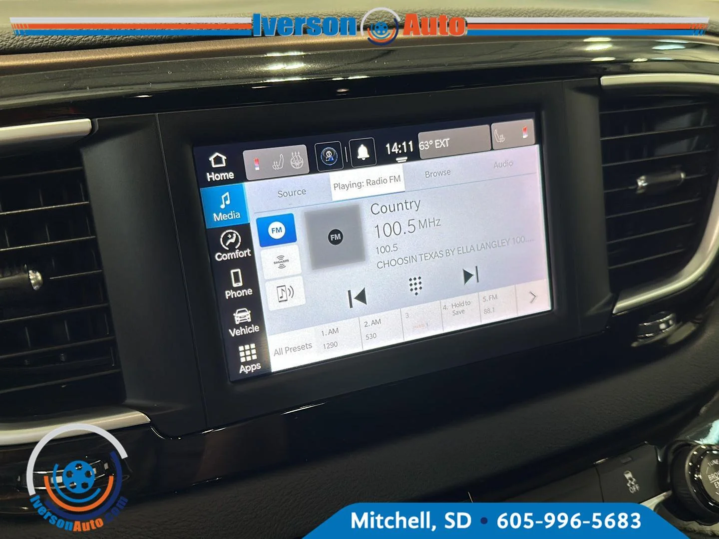 Used 2023 Silver Mist Clearcoat Chrysler LX image 19