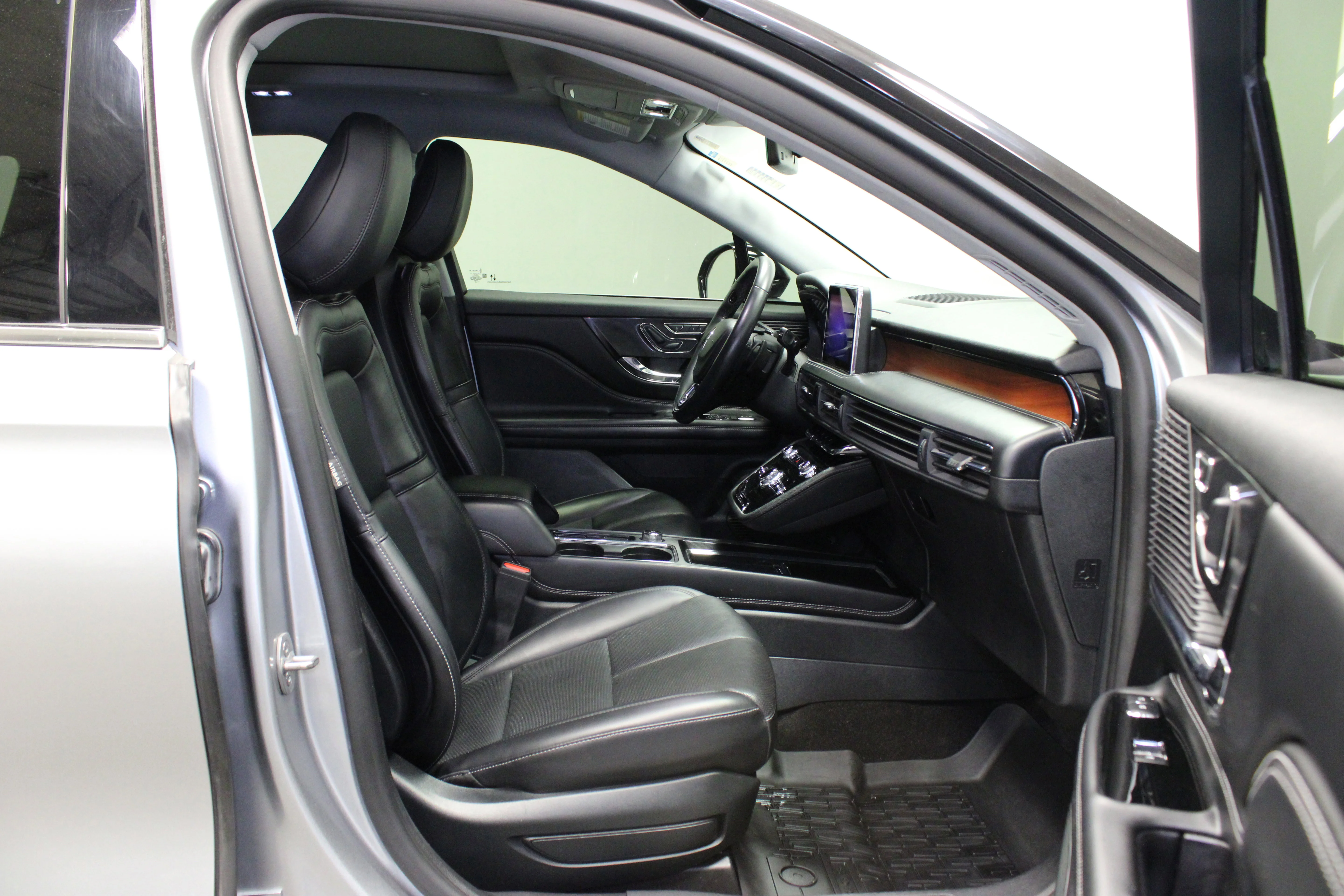 Used 2022 Silver Radiance Metallic Clearcoat Lincoln Grand Touring image 15