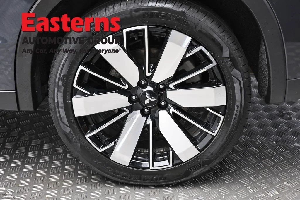 Used 2025 Gray Mitsubishi SE image 8