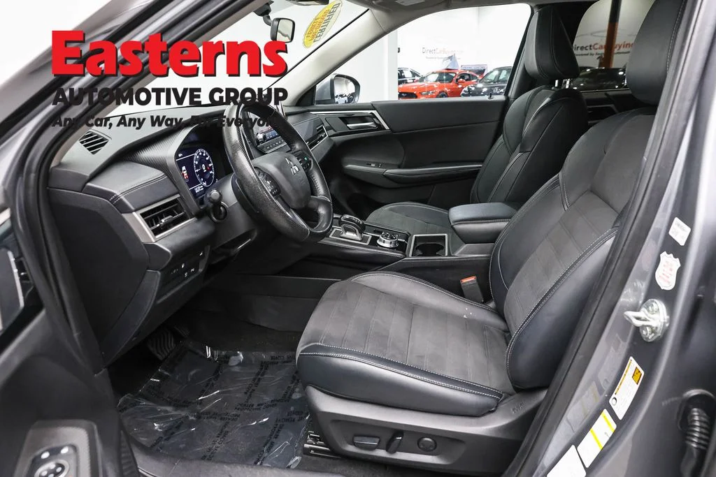 Used 2023 Silver Mitsubishi SE image 14