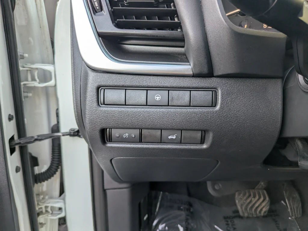 Used 2021 White Nissan SV image 28