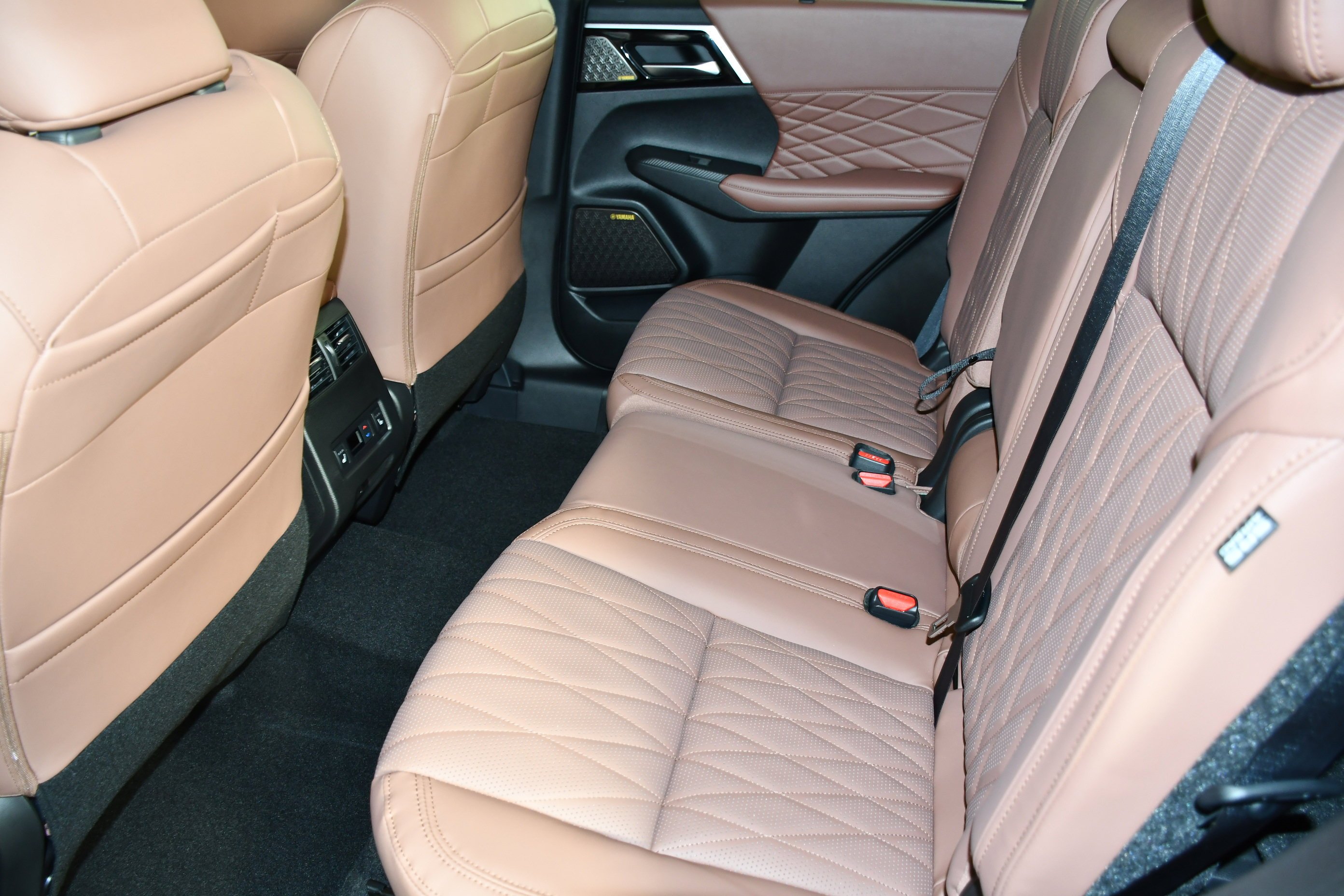 New 2026 Graphite Gray/Black Roof Mitsubishi SEL image 15