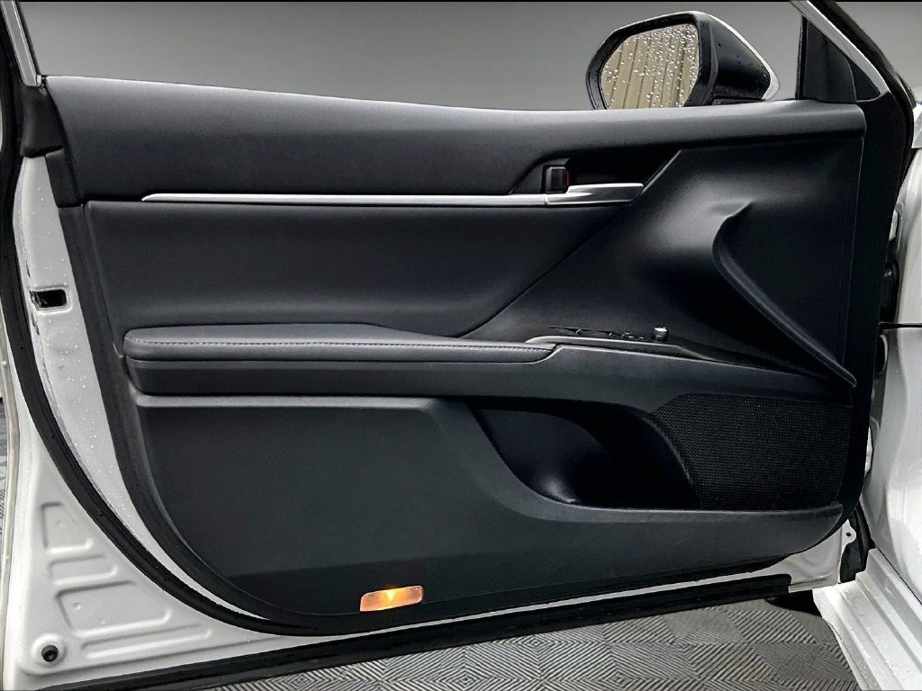 Used 2022 Ice Toyota XSE image 9