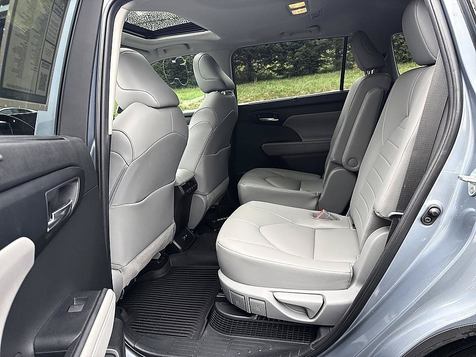 Used 2020 Moon Dust Toyota Hybrid XLE image 12