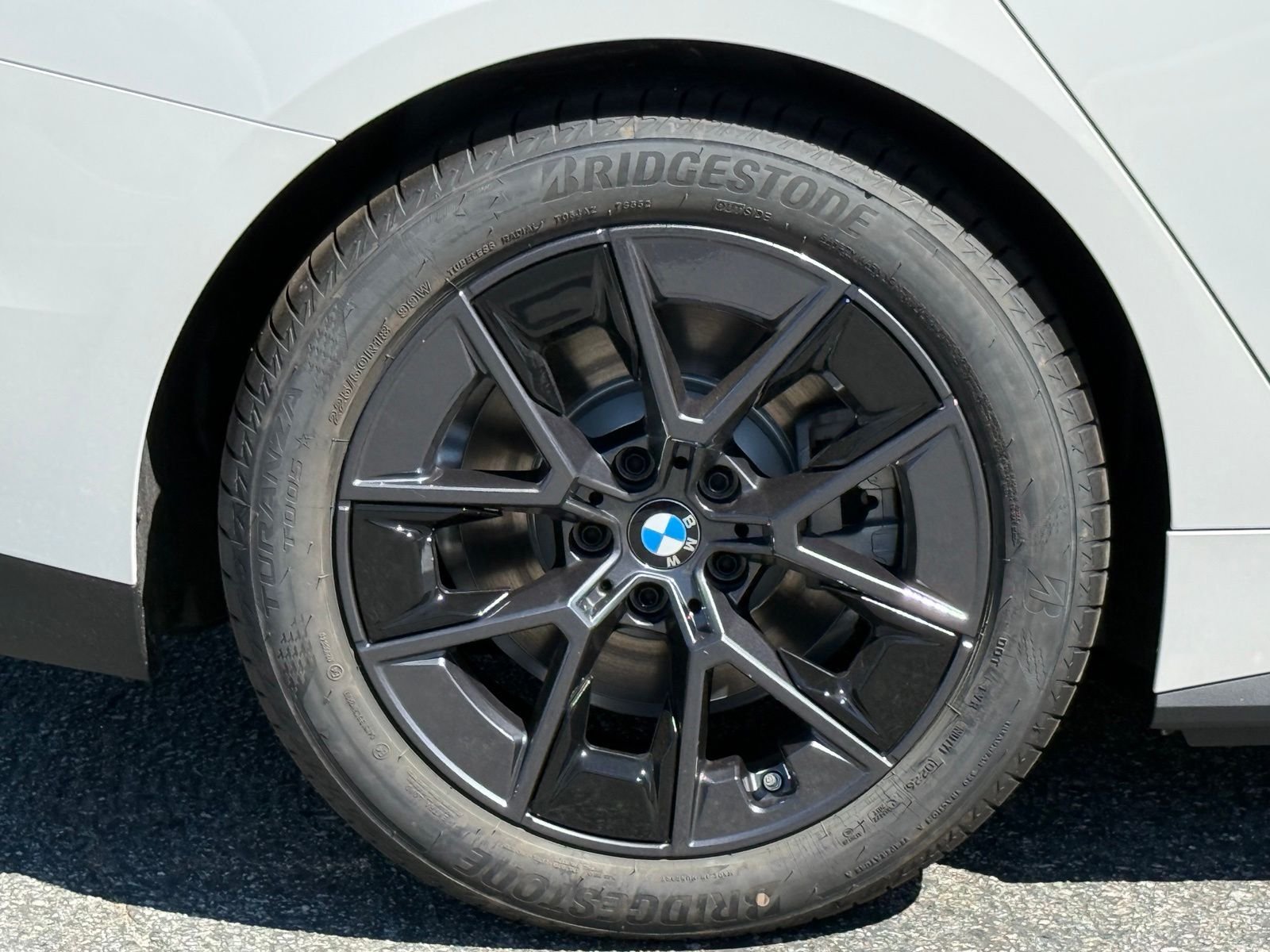New 2026 Mineral White Metallic BMW eDrive40 image 18