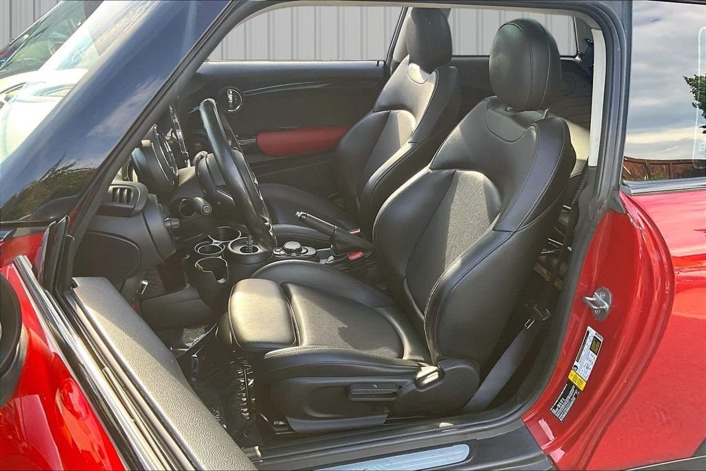 Used 2016 Red MINI Base image 19