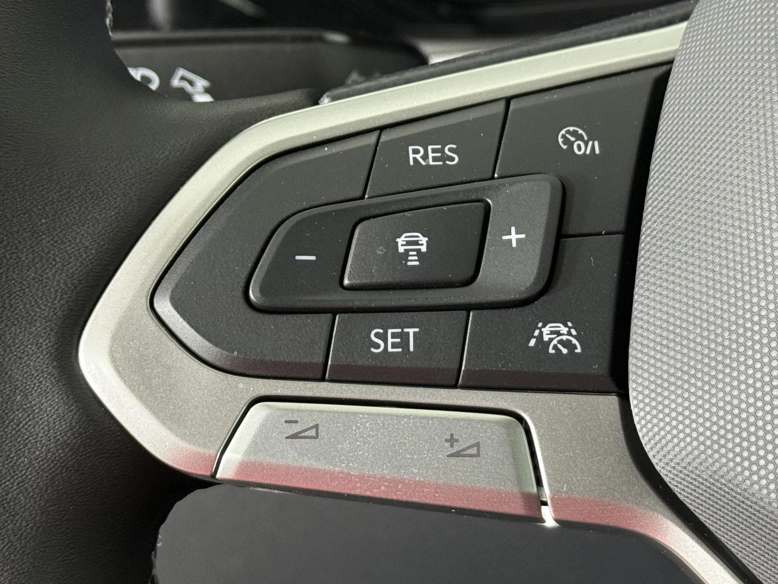 New 2027 Platinum Gray Metallic Volkswagen S image 25